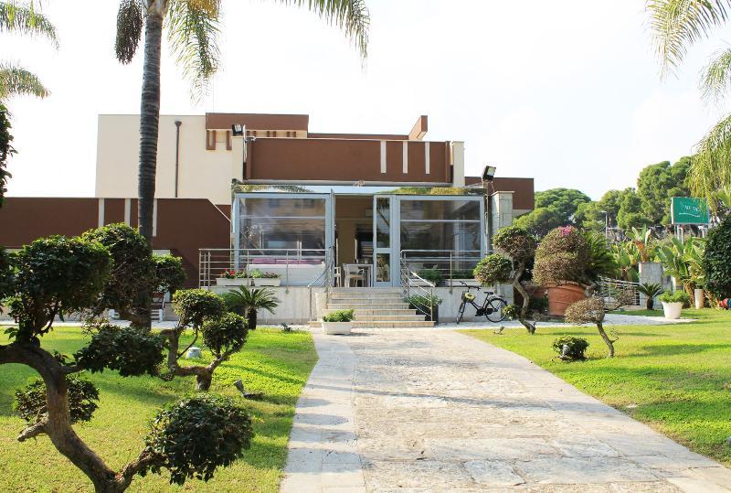 No Tag Urban Hotel Trani Exterior photo